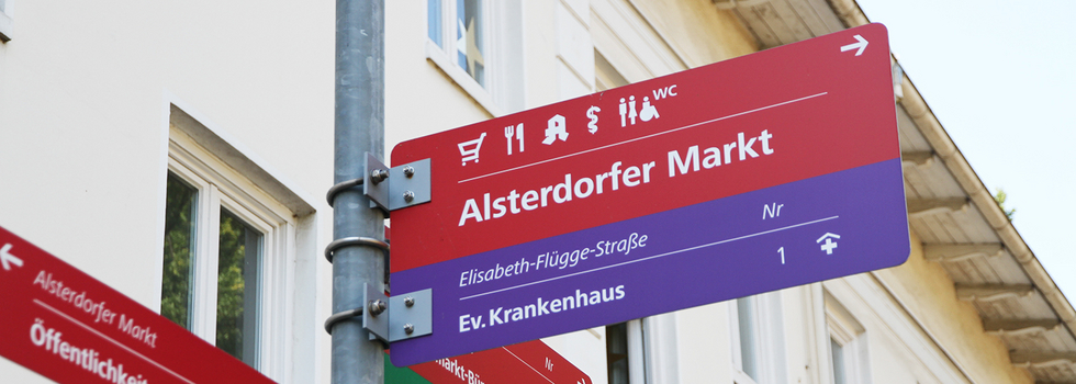 Foto eines Straßen- und Hinweisschilds des Alsterdorfer Markts.